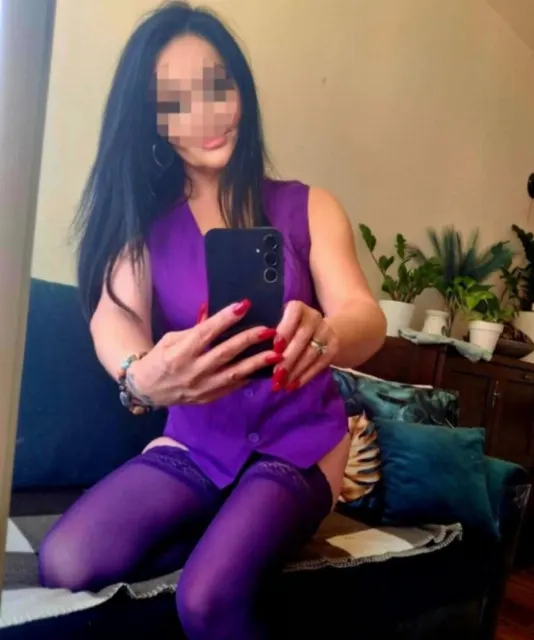 evaa-brunette
